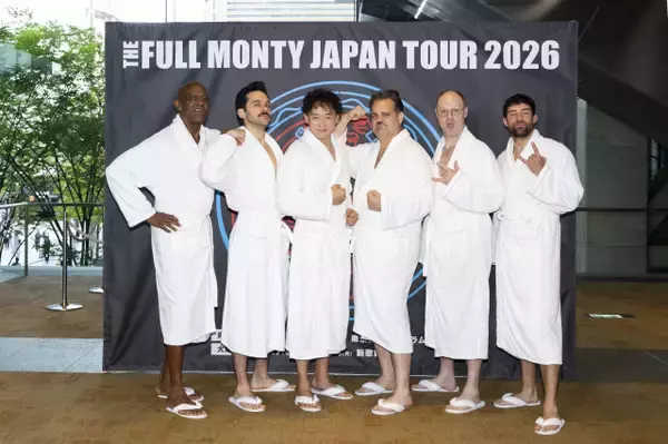 山本耕史、バスローブ姿で会見に　日米合作『フル・モンティ』で「すべてをさらけ出します」