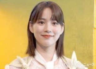 のん、新ニット×大きめメガネで淡色ワントーンの秋冬コーデを紹介「着こなしが最高」「天使降臨だっ！」「かわいすぎ」