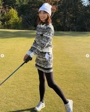 53歳・望月理恵、ゴルフウェア姿で「出ちゃってますね」　茶目っ気たっぷりに紹介