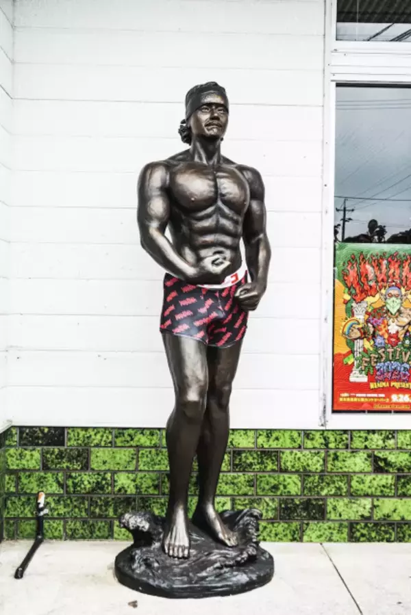 WANIMA・KO-SHINの“マッチョ銅像”が地元・熊本県天草市に建立