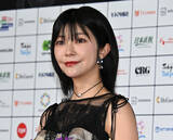 「伊瀬茉莉也、フリルたっぷりな衣装でレッドカーペット　イベントに花添える」の画像1