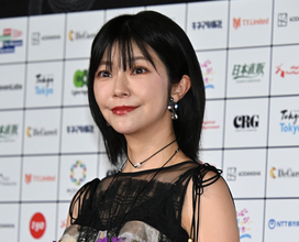 伊瀬茉莉也、フリルたっぷりな衣装でレッドカーペット　イベントに花添える