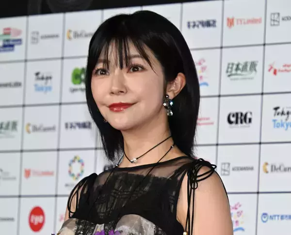 伊瀬茉莉也、フリルたっぷりな衣装でレッドカーペット　イベントに花添える
