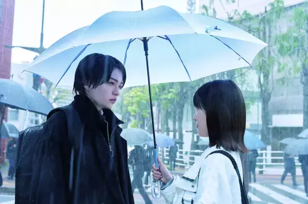 西畑大吾＆福本莉子W主演『時給三〇〇円の死神』原作者が絶賛　酒井麻衣監督の雨へのこだわりも