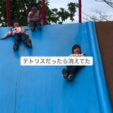 「三つ子が滑り台で奇跡のシンクロ、「テトリスだったら消えてた…」まさかの“完璧横並び”に「流石、息のあったフォーメーション」」の画像1