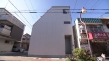 兵庫・尼崎の狭小住宅、犬の多頭飼いも“快適空間”を実現した秘密　“ほぼ窓なし”外観【住人十色】