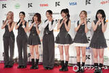「【KCON JAPAN】ME:I・MOMONA、レッドカーペットでお茶目な姿も　洗練された美しさ披露」の画像1