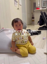 「梨がもっと食べたくて…」おかわりの後も大号泣　2歳娘の“イヤイヤ全盛期”の姿に12万いいね「騒がしい毎日も有限」