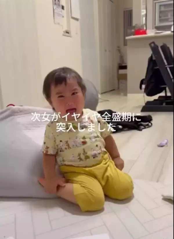 「梨がもっと食べたくて…」おかわりの後も大号泣　2歳娘の“イヤイヤ全盛期”の姿に12万いいね「騒がしい毎日も有限」