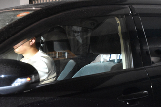 草間リチャード敬太容疑者が留置先へ移送される　後部座席で前かがみで体折る　顔は見せず