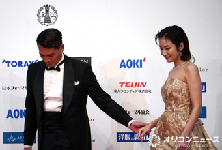 槙野智章＆高梨臨夫妻、エスコートでラブラブぶり披露「伸びしろ含めて100点中5点」　ベストフォーマリスト賞に夫婦で同時受賞