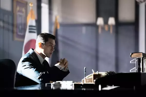 『メイド・イン・コリア』のシーズン2、ヒョンビン＆チョン・ウソンの新たなスチールカット公開　2026年下期、ディズニープラスで配信
