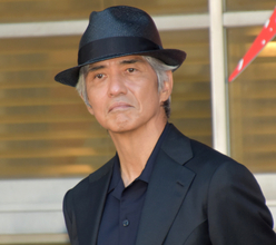 佐藤浩市“娘の彼氏”と寄り添い笑顔　貴重ショットに反響続々