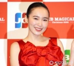 飯豊まりえ、赤いドレス姿で登場　サンタクロースと対面「初めて！」飯豊にサプライズも