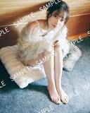 「櫻坂46松田里奈が上目づかい…すらり美脚　1st写真集の封入特典ショット第3弾が解禁」の画像1