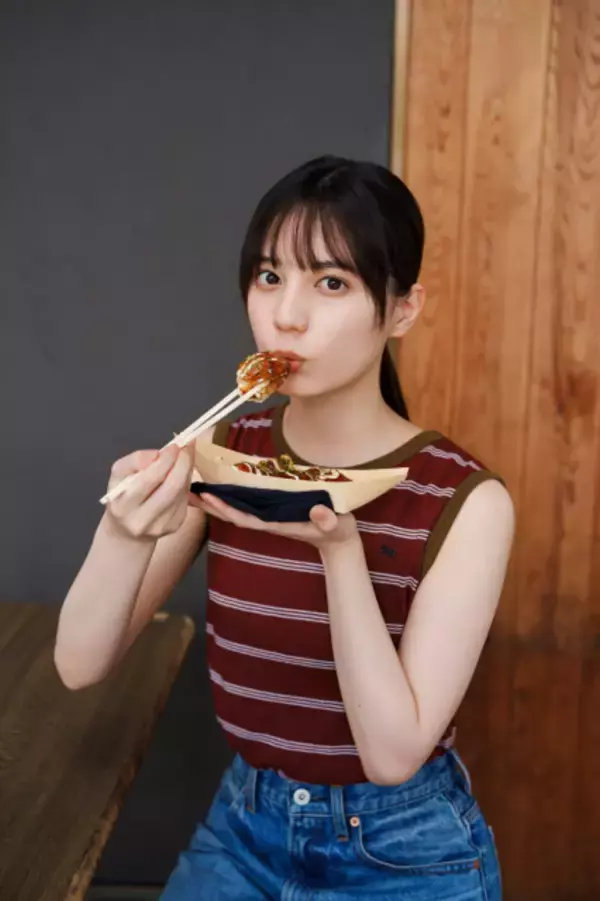 日向坂46・小坂菜緒、故郷・大阪でたこ焼きを頬張るリラックスした表情