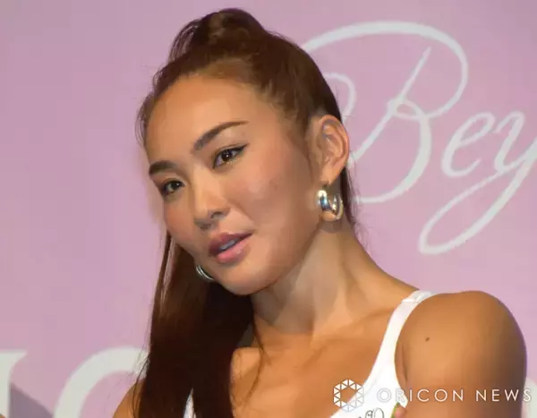 フィットネスプロデューサー・AYA、出産2日前まで重さ60キロ超のバーベルでトレーニング　産後20日目の体型に驚きの声「筋肉貯金が…」