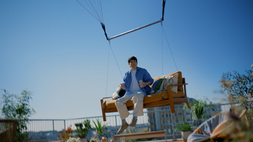 松山ケンイチ、浮遊するソファーで空を舞う　7台のクレーン、スタッフ200人の壮大な撮影で映像化