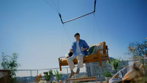 松山ケンイチ、浮遊するソファーで空を舞う　7台のクレーン、スタッフ200人の壮大な撮影で映像化