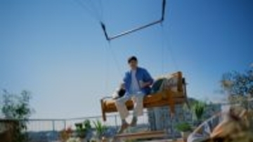 松山ケンイチ、浮遊するソファーで空を舞う　7台のクレーン、スタッフ200人の壮大な撮影で映像化