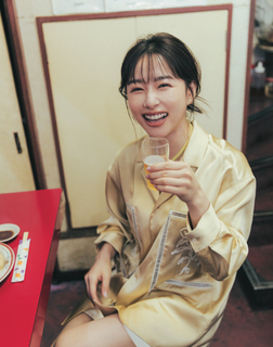 桜井日奈子、ビール片手に満面の笑み　カレンダー先行カット＆超豪華イベント解禁