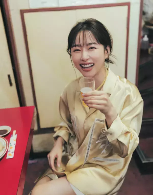 桜井日奈子、ビール片手に満面の笑み　カレンダー先行カット＆超豪華イベント解禁