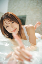 “業界史上No.1クビレ女王”伊藤舞雪、魅力全開のグラビア　新感覚スマホ向け雑誌『週刊AG』開始