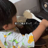 「「こぼさないように食べてね、エライね」…“オカン化した息子”がパパの世話を焼く姿に「こんな2歳児見たことない」」の画像1