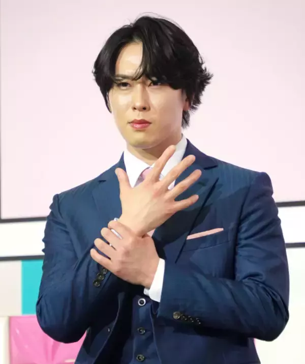 「Snow Man宮舘涼太、メンバーの撮影現場サプライズ来訪に「心がほっこり」　深澤辰哉から置き手紙も」の画像