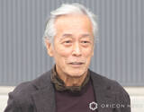「75歳・岩城滉一、8年かけて探し出した“愛車”に「大事に死ぬまで乗っていたい」　55年前の“世界的名車”に白スーツで乗り込みドライブ」の画像1