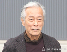 75歳・岩城滉一、8年かけて探し出した“愛車”に「大事に死ぬまで乗っていたい」　55年前の“世界的名車”に白スーツで乗り込みドライブ