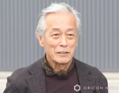 75歳・岩城滉一、8年かけて探し出した“愛車”に「大事に死ぬまで乗っていたい」　55年前の“世界的名車”に白スーツで乗り込みドライブ