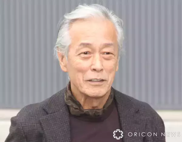 75歳・岩城滉一、8年かけて探し出した“愛車”に「大事に死ぬまで乗っていたい」　55年前の“世界的名車”に白スーツで乗り込みドライブ