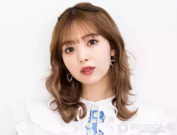 藤田ニコル、広大な草原で愛娘を抱く“ほっこり親子ショット”公開「とっても良い写真!!」「最上級に可愛すぎます」