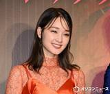 「剛力彩芽、ド派手な私服姿で地下鉄に乗車　高島礼子が苦笑い「ピンクの髪の毛で！」」の画像1