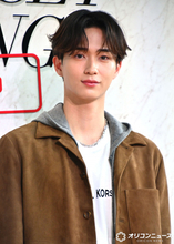 野村康太、抜群スタイル生かした秋コーデ　スキンケアグッズは「常に持ち歩いている」