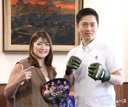 【RIZIN】大阪の吉村洋文知事、総合格闘技のグローブ着用　女子第一人者・RENAと対峙