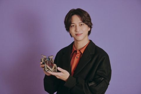 timelesz寺西拓人、“アスラーダ”手に笑顔　誕生日記念『迷宮のしおり』イラストも公開