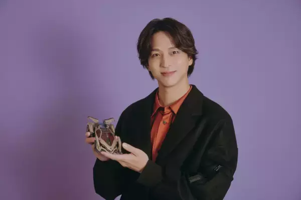 timelesz寺西拓人、“アスラーダ”手に笑顔　誕生日記念『迷宮のしおり』イラストも公開