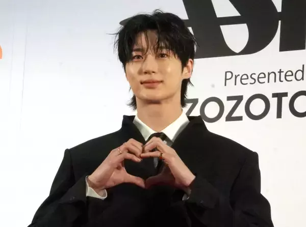 ビョン・ウソク、“甥”をギュッと抱きしめるオフショット　IUと笑顔のショットも「2人とも大好きです」「離婚しないでください」【21世紀の大君夫人】