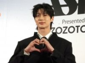 ビョン・ウソク、“甥”をギュッと抱きしめるオフショット　IUと笑顔のショットも「2人とも大好きです」「離婚しないでください」【21世紀の大君夫人】