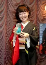 田川寿美、カラオケスナックの一日ママに　カクテルを飲み「キュンとするわ」