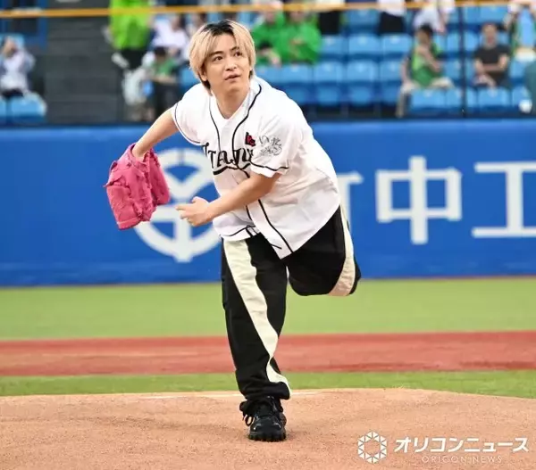Hey! Say! JUMP・知念侑李、ピンク色のグローブで人生初のファーストピッチセレモニー　大暴投に照れ笑い