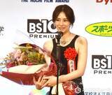 「北川景子、デコルテラインが美しいブラックドレス　授賞式で決意新た「自分の持ちうる能力を役立てられるような役者に」」の画像1