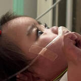 「くりくりお目目に“天然まつエク”　思わず見入ってしまう赤ちゃんに「こんな可愛い目力の持ち主いるのか」「ちっちゃいギャル」」の画像1