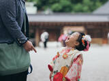 「七五三の記念撮影、自由すぎる子どもにどう声をかける？　集合写真そっちのけで家族を笑顔にさせる女の子「みんなの眼差しが優しい」」の画像1