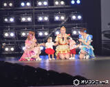 「ヘラヘラ三銃士・ありしゃん、ドームで双子と共演「記念に…」観客と写真撮影　会場沸かす【関コレ】」の画像1