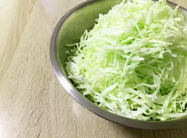 「お好み焼きのハードルが下がる」せん切りキャベツを袋のまま混ぜる、洗い物ゼロで"キャベツ焼き"レシピ