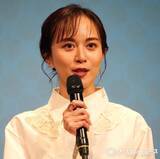 「比嘉愛未、ベテラン俳優に思わず手が出る？　撮影現場のハプニングを笑顔で告白「爪痕残されました」」の画像1