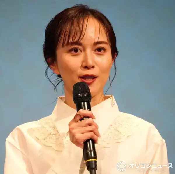 比嘉愛未、ベテラン俳優に思わず手が出る？　撮影現場のハプニングを笑顔で告白「爪痕残されました」